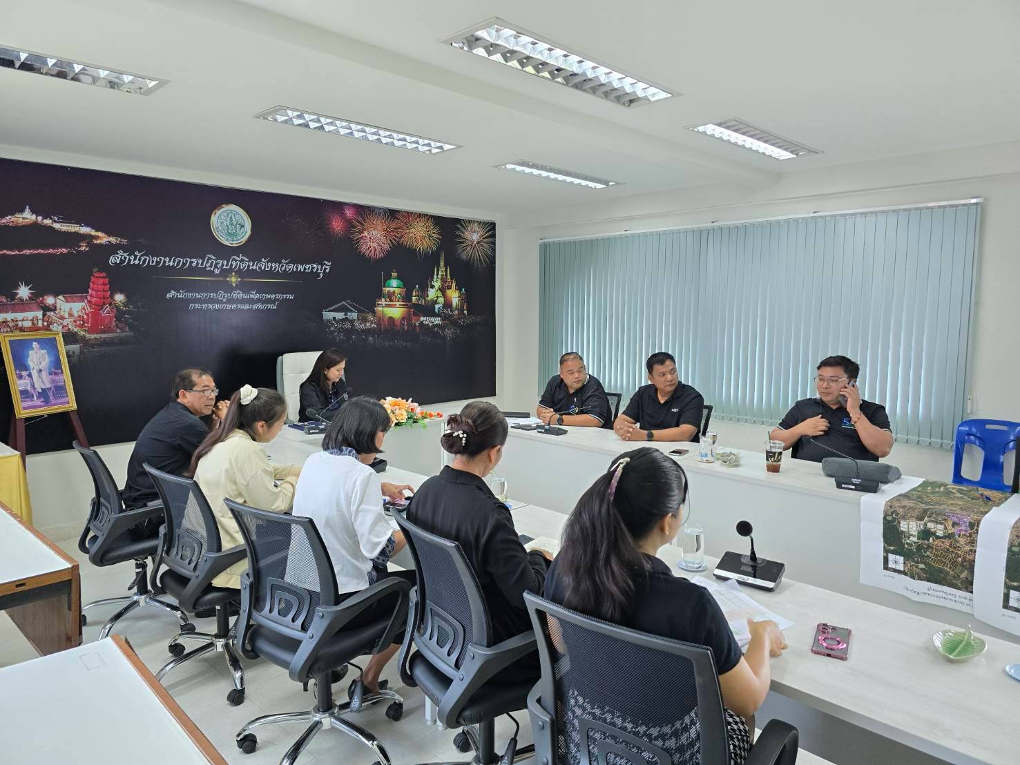 title - ปฏิรูปที่ดินจังหวัดเพชรบุรี พร้อมด้วย เจ้าหน้าที่ ส.ป.ก.เพชรบุรี ประชุมสรุปผลการติดตามแนวทางการแก้ไขปัญหาโครงการแก้ไขปัญหาที่ดินทำกินของเกษตรกรสภาประชาชน 4 ภาค ร่วมกับเจ้าหน้าที่ 3 สำนักของสำนักงานการปฏิรูปที่ดินเพื่ือเกษตรกรรม ได้แก่ สำนักกฎหมาย สำนักจัดการปฏิรูปที่ดิน และสำนักจัดการแผนที่และสารบบที่ดิน